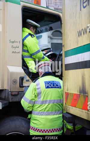 Transport for London's Task Force poids lourds mis en place un point de contrôle pour s'assurer que les poids lourds du véhicule à Londres sont conformes à la sécurité dema Banque D'Images