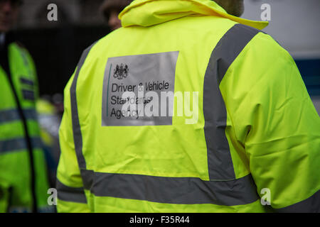Transport for London's Task Force poids lourds mis en place un point de contrôle pour s'assurer que les poids lourds du véhicule à Londres sont conformes à la sécurité dema Banque D'Images
