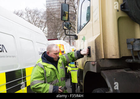 Transport for London's Task Force poids lourds mis en place un point de contrôle pour s'assurer que les poids lourds du véhicule à Londres sont conformes à la sécurité dema Banque D'Images