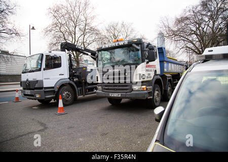 Transport for London's Task Force poids lourds mis en place un point de contrôle pour s'assurer que les poids lourds du véhicule à Londres sont conformes à la sécurité dema Banque D'Images