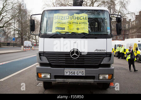 Transport for London's Task Force poids lourds mis en place un point de contrôle pour s'assurer que les poids lourds du véhicule à Londres sont conformes à la sécurité dema Banque D'Images