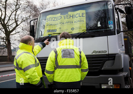 Transport for London's Task Force poids lourds mis en place un point de contrôle pour s'assurer que les poids lourds du véhicule à Londres sont conformes à la sécurité dema Banque D'Images