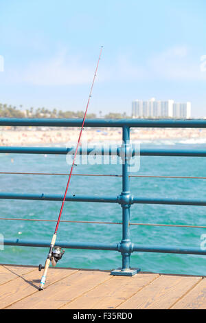 La canne à pêche sur la jetée, Santa Monica, USA. Banque D'Images