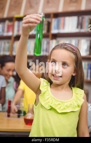 Faire de la science de l'élève dans la bibliothèque Banque D'Images