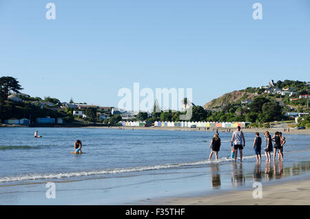 Les gens sur beachSurf l'équipe de sauvetage, Titahi Bay, Porirua, Wellington, Île du Nord, Nouvelle-Zélande Banque D'Images