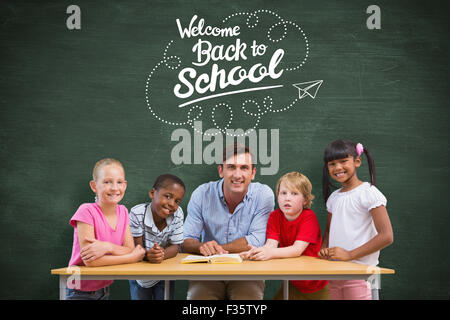 Image composite de l'enseignant et élèves smiling at camera at library Banque D'Images