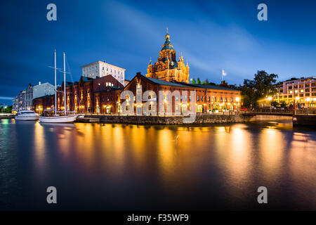 Vue imprenable sur l'île de Katajanokka et la cathédrale Uspenski la nuit, à Helsinki, en Finlande. Banque D'Images