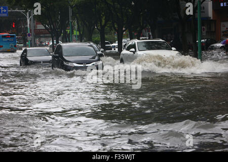 Ningbo, province de Zhejiang en Chine. Sep 30, 2015. Véhicules roulent sur une route mouillée à Ningbo, province de Zhejiang en Chine orientale, le 30 septembre 2015. Typhon Dujuan, le 21e typhon de cette année, a apporté des pluies torrentielles à Jiangsu et Zhejiang provinces. Credit : Zhang Peijian/Xinhua/Alamy Live News Banque D'Images