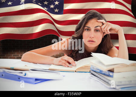 Image composite de l'ennuyer fait ses devoirs d'étudiant Banque D'Images