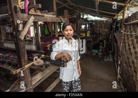 Une femme travaille dans un métier, dans l'État de Kachin, au Myanmar Banque D'Images