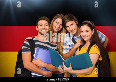 Image composite d'élèves au collège du corridor de l'holding folders Banque D'Images