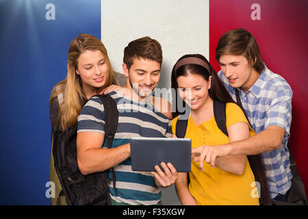 Image composite d'étudiants using digital tablet at college du corridor de Banque D'Images
