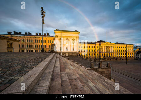 Arc-en-ciel sur Senaatintori, Place du Sénat au coucher du soleil, à Helsinki, en Finlande. Banque D'Images