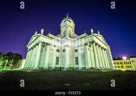 La nuit, la cathédrale d'Helsinki à Helsinki, en Finlande. Banque D'Images