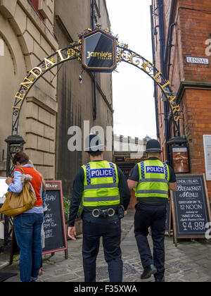 Entrer dans la police Jamies restaurant italien à York Banque D'Images