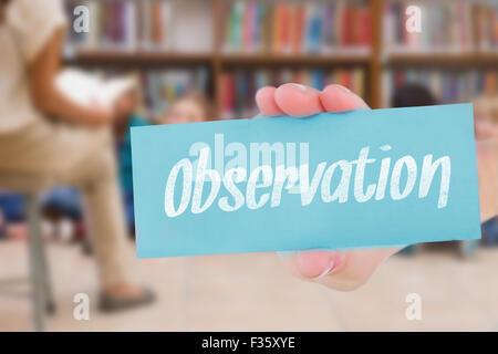 Contre l'observation des élèves et mignon enseignant ayant classe dans library Banque D'Images