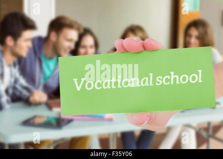 L'école professionnelle contre smiling friends students using laptop Banque D'Images