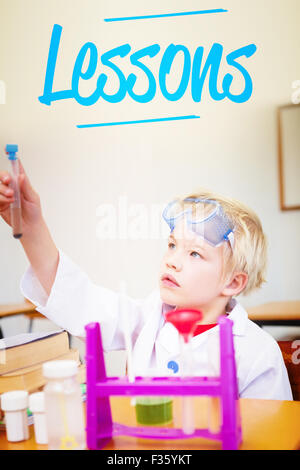 Leçons contre élève mignon habillé en scientifique en classe Banque D'Images