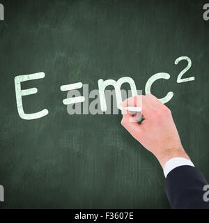 Image composite de main de l'homme d'écrire avec une craie blanche Banque D'Images