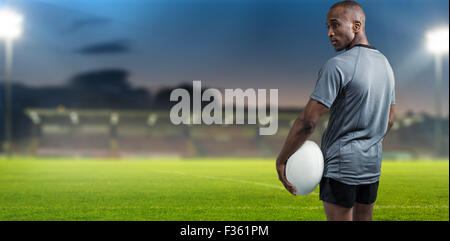 Libre de confiance permanent de l'athlète avec ballon de rugby Banque D'Images