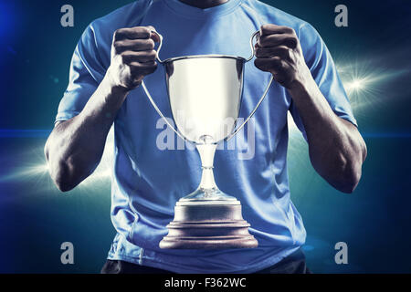 Image composite de mid section de sportif holding trophy Banque D'Images