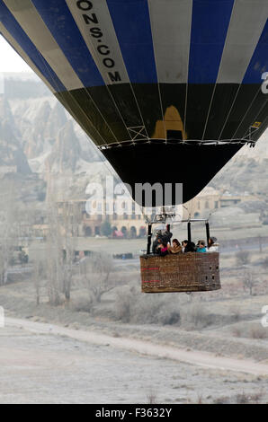 Paysage fond surréaliste en Cappadoce, Anatolie centrale, Turquie avec les touristes au-dessus dans un ballon à air chaud Banque D'Images