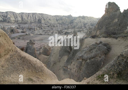 Paysage surréaliste magnifiquement en Cappadoce, Anatolie centrale, Turquie Banque D'Images