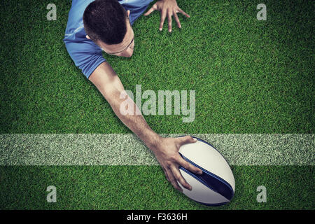Libre de rugby player se trouvant à l'avant avec ball Banque D'Images