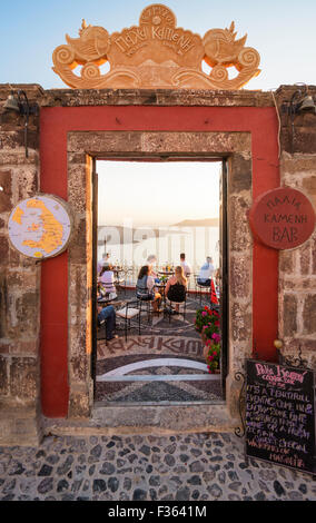 Entrée de Palia Kameni Bar à cocktails à Fira, Santorini, Cyclades, Grèce Banque D'Images