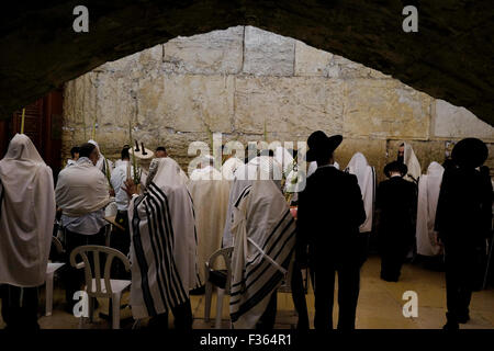 Jérusalem, Israël. 30 Septembre, 2015. Juifs ultra-orthodoxes fidèles assistent aux Cohanim la prière la bénédiction de prêtre pendant Souccot ou la fête des Tabernacles, la maison de l'intérieur de la section masculine de l'arche de Wilson au Mur occidental dans la vieille ville de Jérusalem le 30 septembre 2015. Des dizaines de milliers de Juifs faire la semaine de pèlerinage à Jérusalem pendant Souccot, qui commémore l'errance dans le désert d'Israël, après leur sortie d'Egypte. Credit : Eddie Gerald/Alamy Live News Banque D'Images