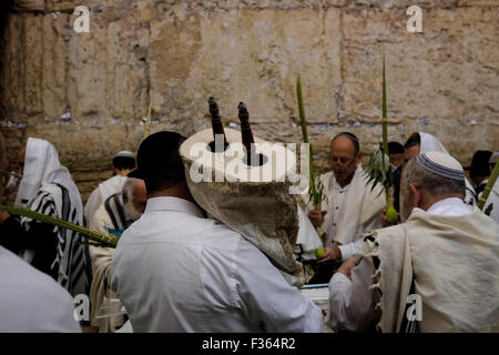 Jérusalem, Israël. 30 Septembre, 2015. Juifs ultra-orthodoxes fidèles assistent aux Cohanim la prière la bénédiction de prêtre pendant Souccot ou la fête des Tabernacles, la maison de vacances au Mur occidental dans la vieille ville de Jérusalem le 30 septembre 2015. Des dizaines de milliers de Juifs faire la semaine de pèlerinage à Jérusalem pendant Souccot, qui commémore l'errance dans le désert d'Israël, après leur sortie d'Egypte. Credit : Eddie Gerald/Alamy Live News Banque D'Images