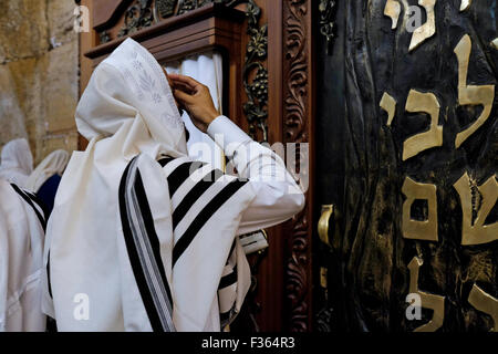 Jérusalem, Israël. 30 Septembre, 2015. Juifs ultra-orthodoxes fidèles assistent aux Cohanim la prière la bénédiction de prêtre pendant Souccot ou la fête des Tabernacles, la maison de vacances au Mur occidental dans la vieille ville de Jérusalem le 30 septembre 2015. Des dizaines de milliers de Juifs faire la semaine de pèlerinage à Jérusalem pendant Souccot, qui commémore l'errance dans le désert d'Israël, après leur sortie d'Egypte. Credit : Eddie Gerald/Alamy Live News Banque D'Images