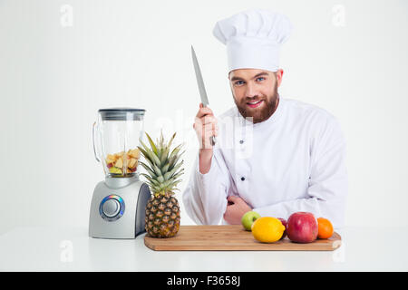 Portrait of a happy male chef Lecture pour couper des légumes isolé sur fond blanc Banque D'Images