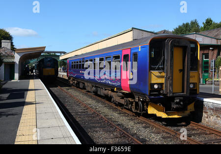 153377 part avec l'Okehampton 11:58 service à St James Park le dimanche 6 septembre 2015 Banque D'Images