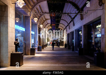 Scène nocturne à la galerie marchande de Mamilla, également connue sous le nom d'Alrov Mamilla Avenue, une rue commerçante et le seul centre commercial en plein air près de la vieille ville dans l'ouest de Jérusalem Israël Banque D'Images