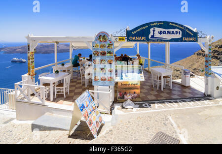 Fanari Restaurant donnant sur la caldeira de Fira, Santorini, Cyclades, Grèce Banque D'Images