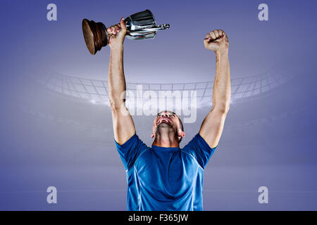 Libre de rugby player holding trophy Banque D'Images