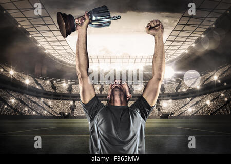 Libre de rugby player holding trophy Banque D'Images