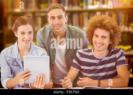 Image composite de la mode à l'aide d'étudiants tablet Banque D'Images