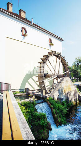 Moulin à eau dans la ville de Tapolca, Hongrie, Europe centrale. Banque D'Images