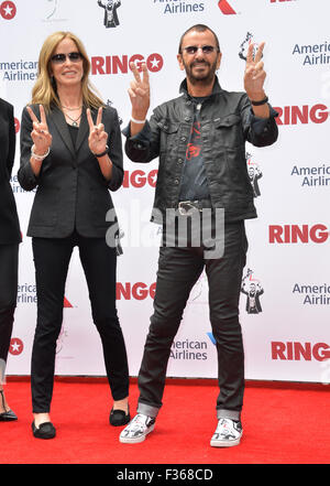 LOS ANGELES, CA - 7 juillet 2015 : Ringo Starr & femme Barbara Bach au photocall à Capitol Records, Hollywood, pour célébrer son 75e anniversaire. Banque D'Images