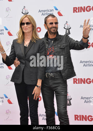 LOS ANGELES, CA - 7 juillet 2015 : Ringo Starr & femme Barbara Bach au photocall à Capitol Records, Hollywood, pour célébrer son 75e anniversaire. Banque D'Images