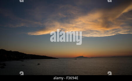 Coucher de soleil sur Sorrento en Italie avec turner light, ciel bleu et orange horizon Banque D'Images