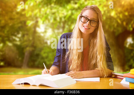 Image composite de l'étudiant étranger dans la bibliothèque Banque D'Images