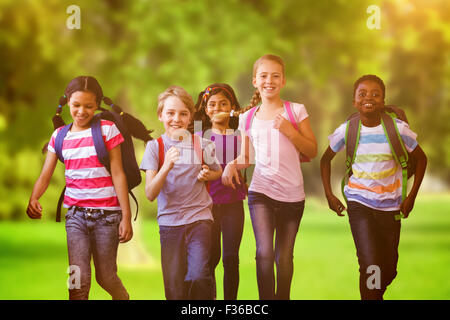 Image composite de l'école enfants qui courent dans le couloir de l'école Banque D'Images