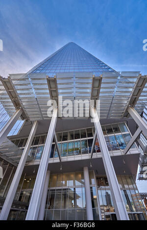 Le Shard, appelé le tesson de verre, le Shard London Bridge et London Bridge Tower, anciennement est un gratte-ciel de 72 étages Banque D'Images