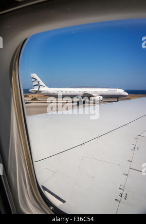 Un avion de la compagnie aérienne Aegean à l'Aéroport Héraklion en Crète. Vue depuis la cabine d'un autre avion de ligne. Banque D'Images