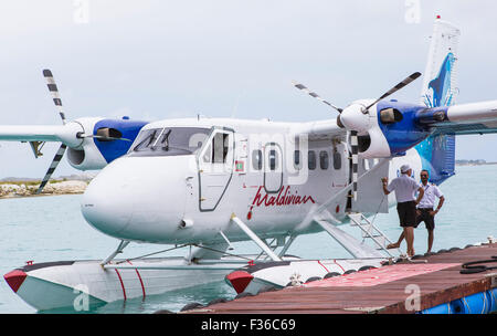 Hydravion maldivien avec deux pilotes parler tout en amarré à la jetée Resort Niyama Banque D'Images