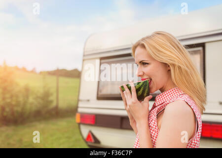 Belle femme à l'extérieur du camping-van Banque D'Images