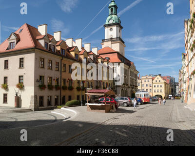 Maisons bourgeoises et 17thc Mairie à Jelenia Gora Pologne historic landmark architecture sur une belle journée d'automne météo Septembre Banque D'Images